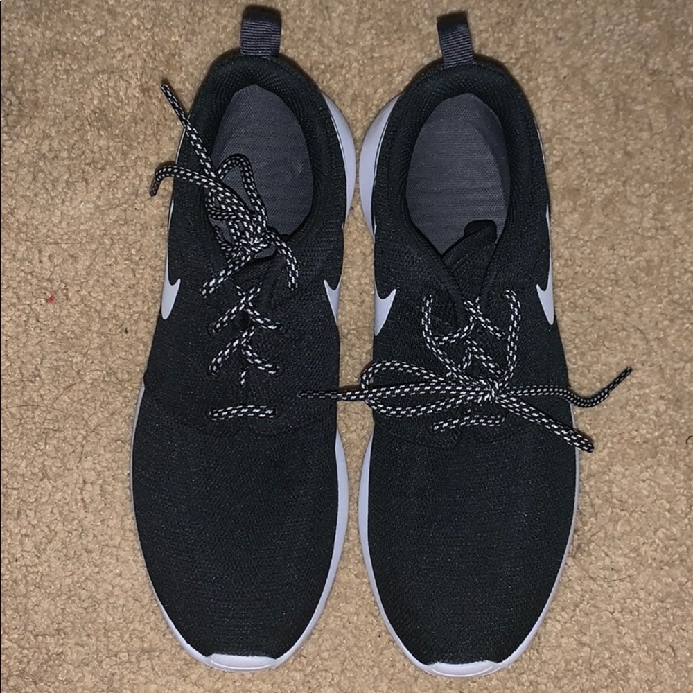 Barely Worn Nike Gym Shoes!!